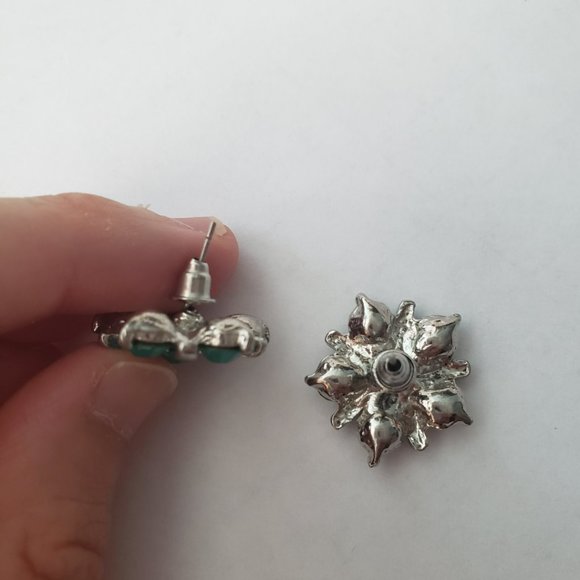 Unique VTG Flower Shaped Green Crystal Earrings - Picture 4 of 5